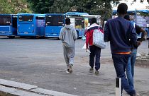 مهاجران از ایتالیا سعی دارند خود را با اتوبوس به مارسی در فرانسه برسانند. عکس به تاریخ ۱۲ سپتامبر ۲۰۲۳