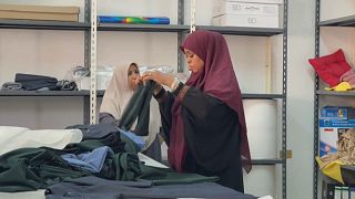إعداد ملابس داخل مصنع خياطة في طرابلس لضحايا درنة. 2023/09/23