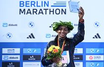 Tigst Assefa a 49. alkalommal rendezett berlini maraton eredményhirdetésén 2023. szeptember 24-én