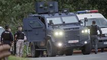 Las tensiones comenzaron durante la mañana del domingo, cuando un grupo serbio emboscó a una unidad policial kosovar que patrullaba en la frontera con Serbia.