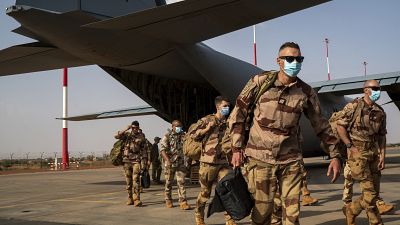Французские военные сходят с борта американского транспортного самолета в Ниамее