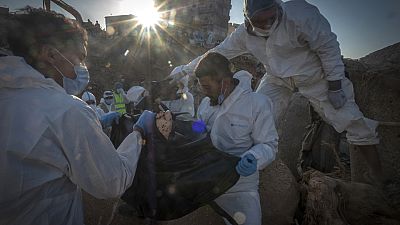 Equipas de resgate recuperam o corpo de uma vítima morta durante enchentes em Derna, Líbia, sexta-feira, 15 de setembro de 2023.