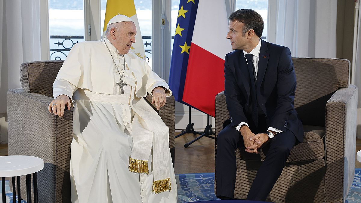 الرئيس الفرنسي إيمانويل ماكرون إلى جانب البابا فرنسيس