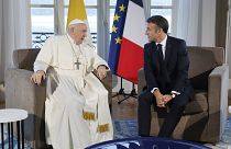 الرئيس الفرنسي إيمانويل ماكرون إلى جانب البابا فرنسيس