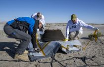 Cientistas e técnicos da NASA recolhem cápsula do asteroide Bennu, no deserto do Utah, EUA