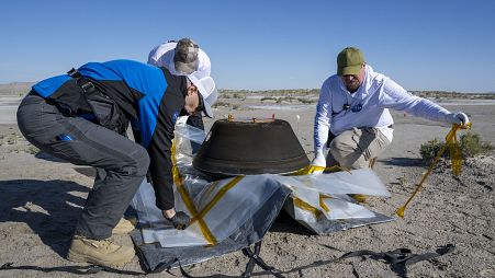 Cientistas e técnicos da NASA recolhem cápsula do asteroide Bennu, no deserto do Utah, EUA