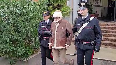 Momento da transferência do principal chefe da máfia italiana, Matteo Denaro, da esquadra da polícia de San Lorenzo, em Palermo, para local não revelado, 16 de janeiro de 2023