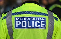 Einige bewaffnete Beamte der Metropolitan Police haben ihre Waffen abgegeben.