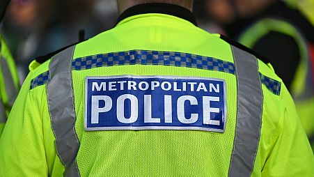 Einige bewaffnete Beamte der Metropolitan Police haben ihre Waffen abgegeben. 