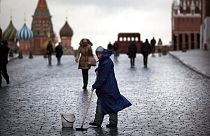 ARQUIVO - Um trabalhador de rua limpa as pedras do pavimento na Praça Vermelha em Moscovo, Rússia, terça-feira, 22 de dezembro de 2015\. 