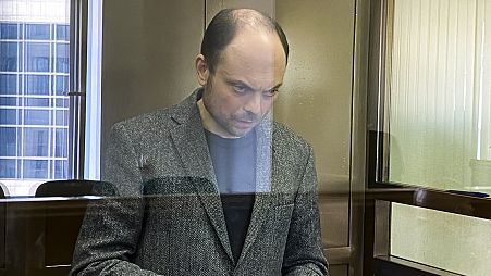 Vlagyimir Kara-Murza áprilisban, a moszkvai bíróság előtt