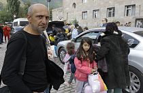 Arménios de Nagorno-Karabakh chegam a cidade na região de Syunik, na Arménia, esta segunda-feira.