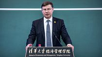 Valdis Dombrovskis, der Vizepräsident der Europäischen Kommission, hielt eine Rede an der Tsinghua-Universität in Peking.