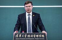 Valdis Dombrovskis, der Vizepräsident der Europäischen Kommission, hielt eine Rede an der Tsinghua-Universität in Peking.