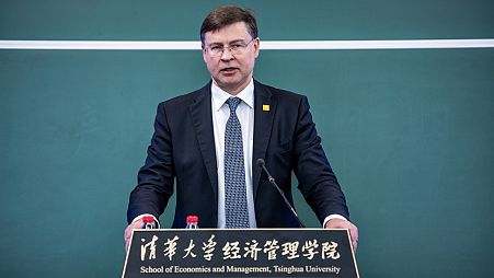 Valdis Dombrovskis, vicepresidente esecutivo della Commissione europea, ha tenuto un discorso all'Università Tsinghua di Pechino.