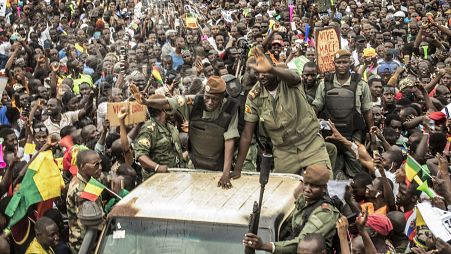 عسكريون محاطون بأنصار الانقلاب في مالي