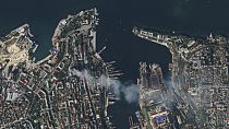 Здание штаба ЧФ РФ (от него поднимается дым на этом спутниковом снимке) после удара ВСУ 22 сентября 2023 года