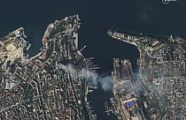 Здание штаба ЧФ РФ (от него поднимается дым на этом спутниковом снимке) после удара ВСУ 22 сентября 2023 года