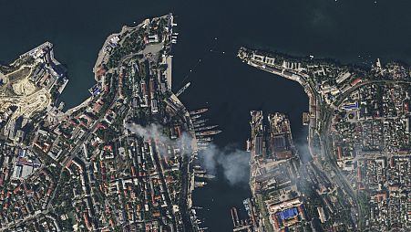 Rauch steigt aus dem Hauptquartier der russischen Schwarzmeerflotte in Sewastopol auf