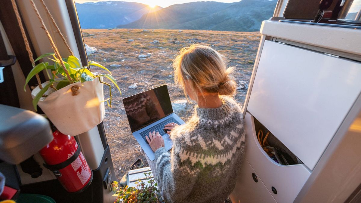 Une femme qui travaille à distance