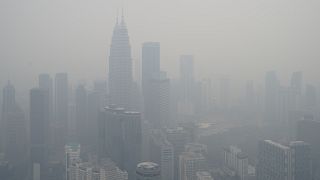 الهواء الملوث يُغرق ماليزيا في الضباب 