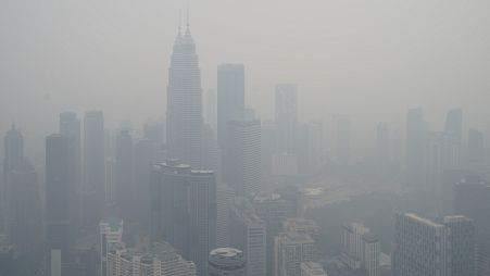 الهواء الملوث يُغرق ماليزيا في الضباب 