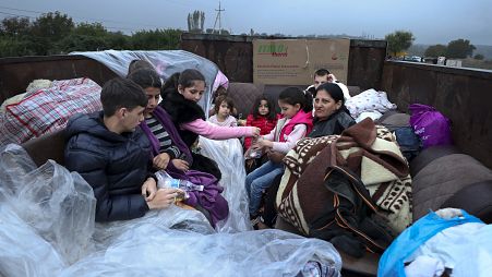 Тысячи жителей Нагорного Карабаха приняли решение уехать в Армению после успешной военной операции Баку по возвращению региона под свой контроль