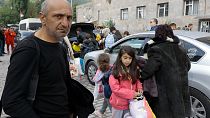 وصول لاجئين من ناغورنو كاراباخ إلى مدينة غوريس الأرمينية.