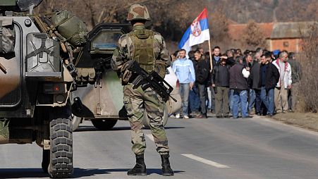 یک سرباز فرانسوی عضو نیروهای حافظ صلح در برابر صرب‌تبارهای معترض در کوزوو به تاریخ ۲۰ فوریه ۲۰۰۸ 