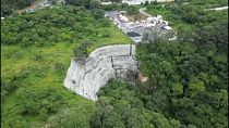 اجتاح نهر ملوث بمياه الصرف الصحي، فاض بسبب الأمطار الغزيرة، مستوطنة تحت جسر إل نارانجو في مستوطنة غير رسمية في غواتيما.