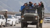 Des réfugiés font la queue près de la frontière avec l'Arménie, le 26 septembre 2023. 