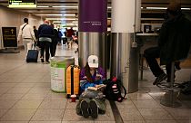 Des passagers attendent à l'aéroport de Gatwick, le 29/08/23