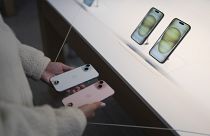 Un comprador compara dos modelos de iPhone 15 en el primer día de rebajas en una Apple Store de Los Ángeles, el viernes 22 de septiembre de 2023.