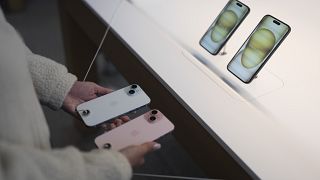 Un acquirente confronta due modelli di iPhone 15 nel primo giorno di saldi in un Apple Store di Los Angeles, venerdì 22 settembre 2023.