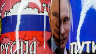 Чаши за кафе с образа на Владимир Путин за продажба на главната пешеходна улица в центъра на Белград.