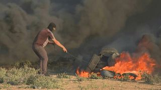 سكان غزة يحرقون الإطارات في احتجاجات عنيفة على طول الحدود الإسرائيلية