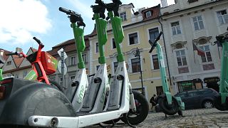 Több száz, vagy több ezer elektromos rollert látni Prága utcáin