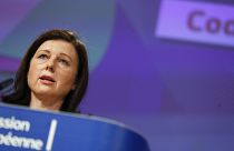A Comissária Europeia, Vera Jourova,  numa conferência de imprensa sobre as orientações para reforçar o código sobre desinformação na UE