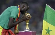 السنغالي شيخو كوياتي يقبل كأس الأمم الأفريقية 2022 بين السنغال ومصر في الكاميرون.