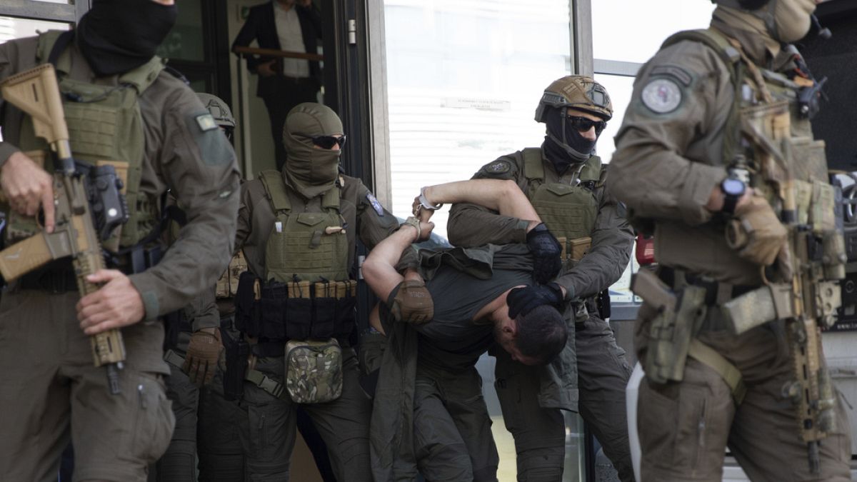 Kosova'da polisle çatışırken gözaltına alınan etnik Sırp savaşçı mahkemeye çıkarıldı