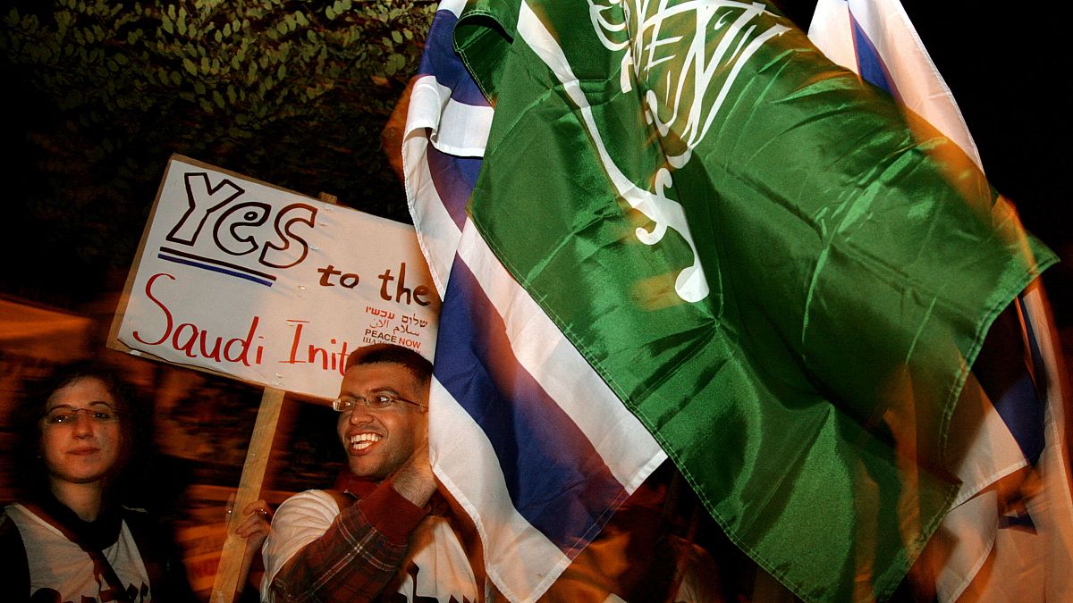 متظاهرون إسرائيليون يرفعون العلم السعودي دعما لتطبيع العلاقات بين إسرائيل والعرب التاريخ: مارس2007