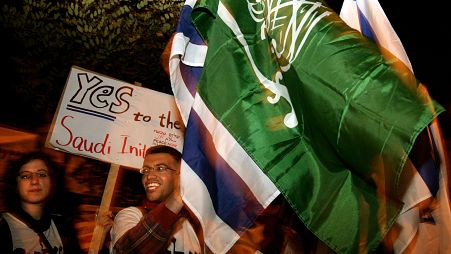 متظاهرون إسرائيليون يرفعون العلم السعودي دعما لتطبيع العلاقات بين إسرائيل والعرب التاريخ: مارس2007