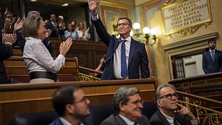 Alberto Núñez Feijoo fogadja a tapsot a parlamentben