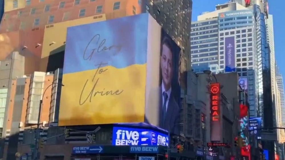 Vérification des faits : un panneau publicitaire accueillant Zelensky aux États-Unis a-t-il mal orthographié « Gloire à l’Ukraine » ?