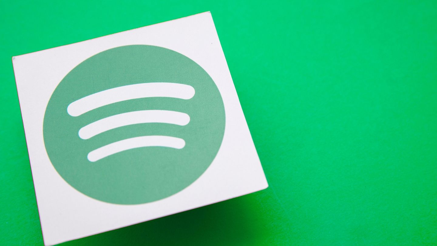 Spotify pilots AI voice translation for podcasts