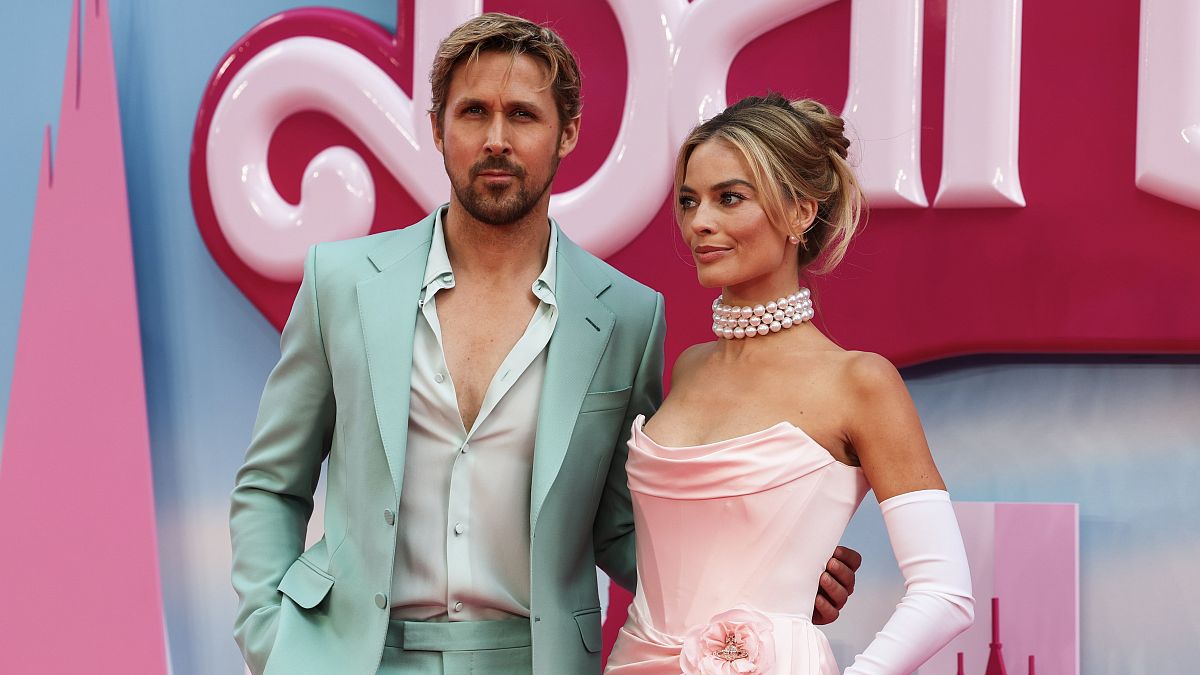 Margot Robbie ausztrál színésznő (jobbra) és Ryan Gosling kanadai színész a Barbie című film bemutatóján Londonban 2023. július 12-én. 