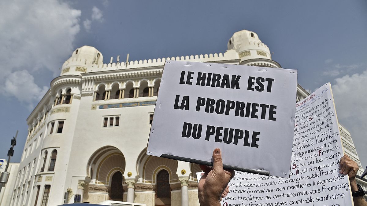 لافتة كُتبت عليها عبارة "الحراك هو ملك للشعب" أثناء مظاهرة ضد الحكومة الجزائرية في ربيع عام 2021