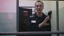 Alekszej Navalnij videón keresztül vesz részt egy bírósági tárgyaláson 2023. augusztusában