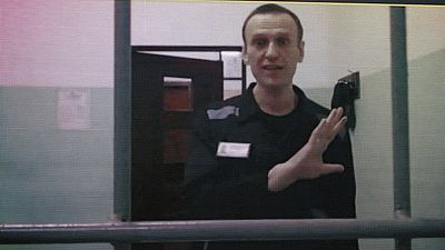 Alekszej Navalnij videón keresztül vesz részt egy bírósági tárgyaláson 2023. augusztusában