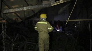 Un bombero inspecciona una nave tras el incendio en Mosul, Irak. 